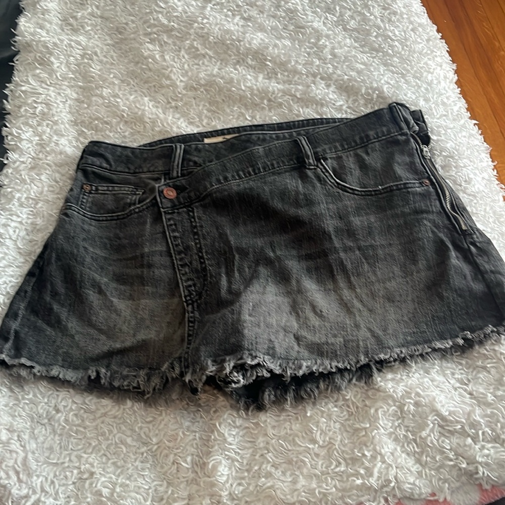 ANTHROPOLOGIE PILCRO Size 30 Black Denim Distressed Asymmetrical Wrap Short